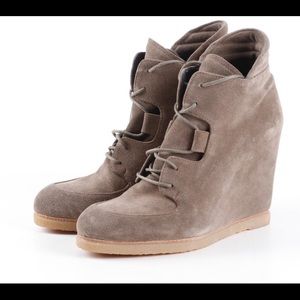 Size 8.5 Stuart Weitzman Wedge Kidstuff Booties